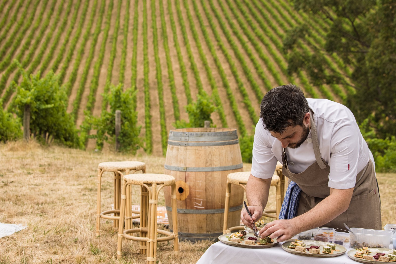 Chefkoch bei der Zubereitung von Weintellern auf einem Weingut in Australien