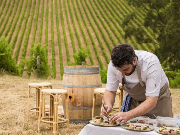 Chefkoch bei der Zubereitung von Weintellern auf einem Weingut in Australien
