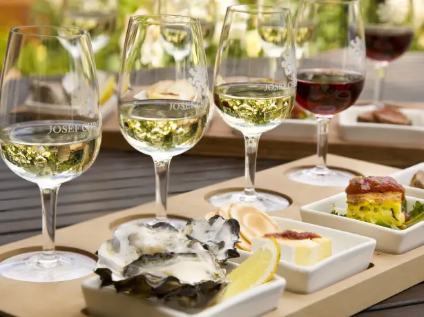 Weinverkostung, eine Auswahl von vier Weinen und vier passenden Vorspeisen bei Josef Chromy Wines in Launceston, Australien