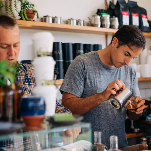 Barista macht Kaffee in Tasmanien