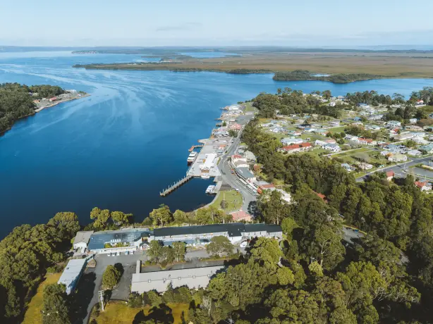 Küste mit Wohnhäusern in Tasmanien