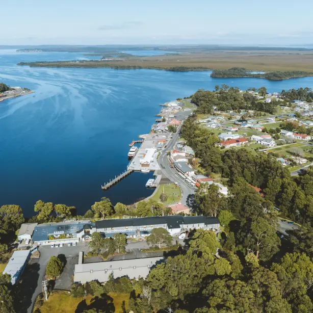 Küste mit Wohnhäusern in Tasmanien