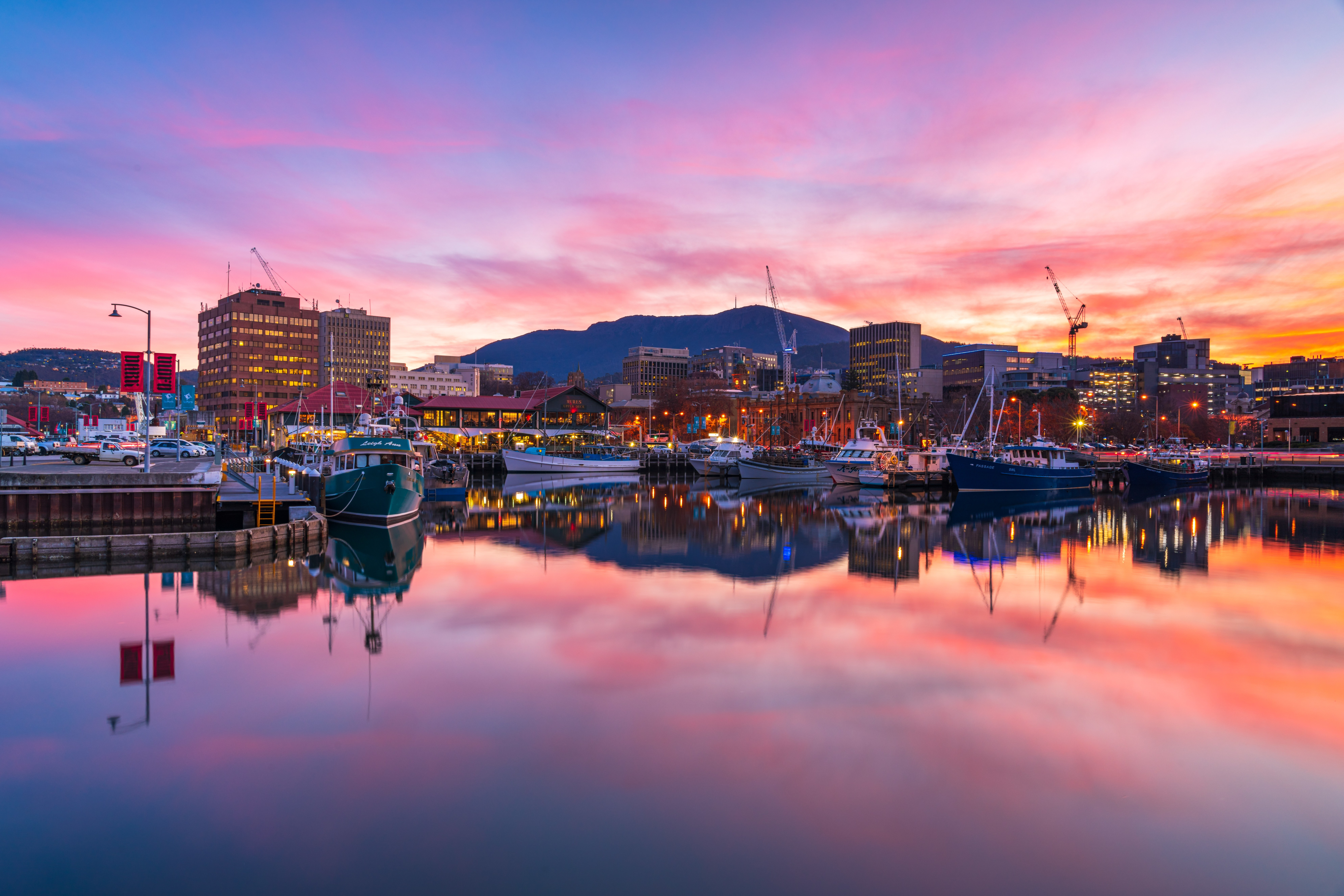 Kleurrijke avondwolken die weerspiegelen op het water bij de kleine haven van Hobart, Tasmanië