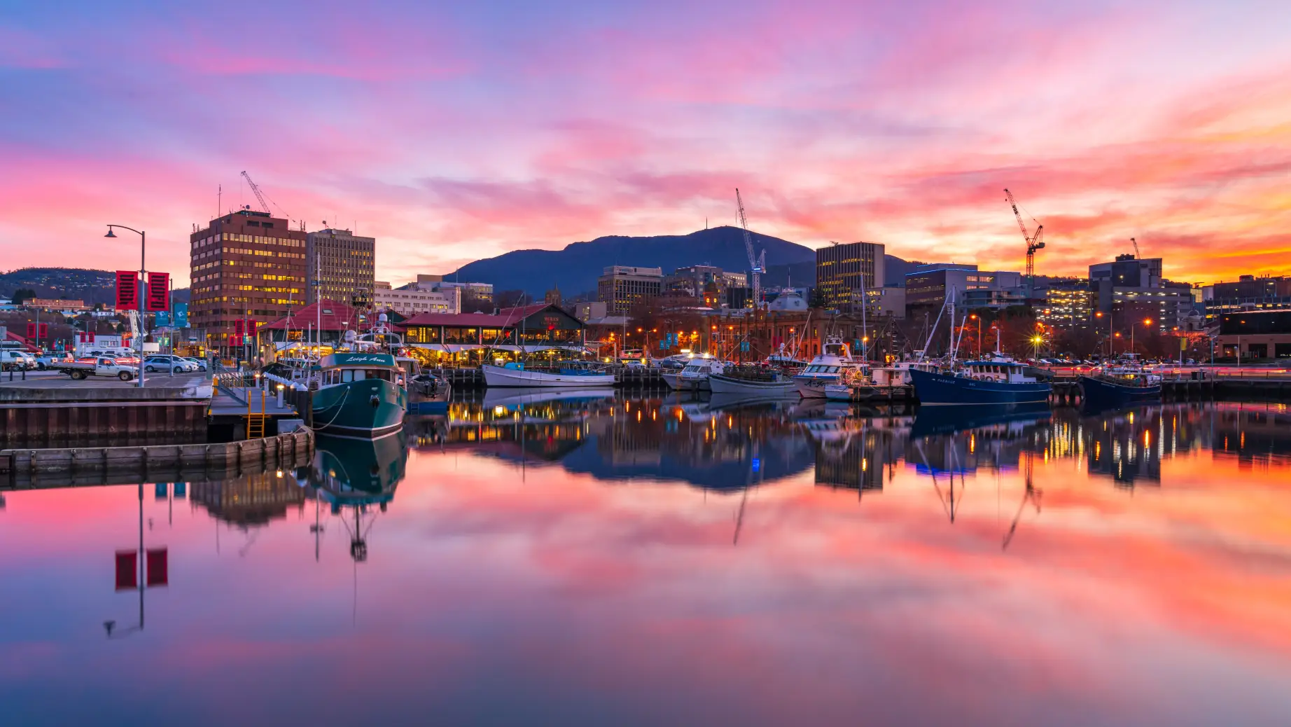Bunte Abendwolken, die sich im Wasser im kleinen Hafen von Hobart, Tasmanien, spiegeln