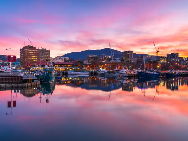Bunte Abendwolken, die sich im Wasser im kleinen Hafen von Hobart, Tasmanien, spiegeln