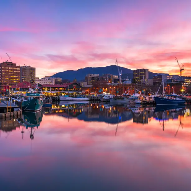 Bunte Abendwolken, die sich im Wasser im kleinen Hafen von Hobart, Tasmanien, spiegeln