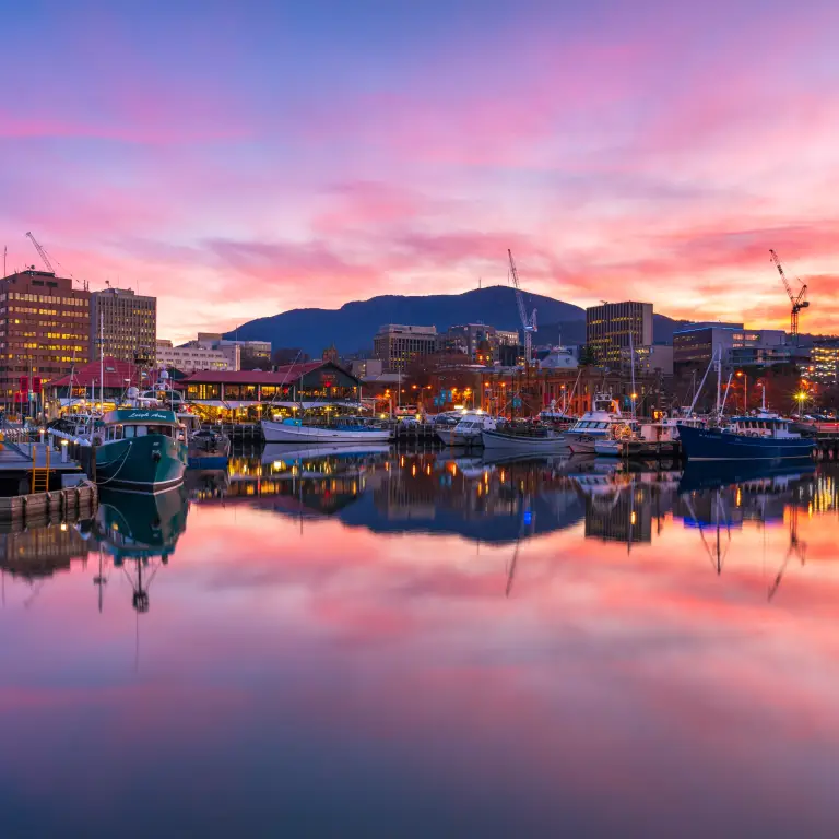 Bunte Abendwolken, die sich im Wasser im kleinen Hafen von Hobart, Tasmanien, spiegeln