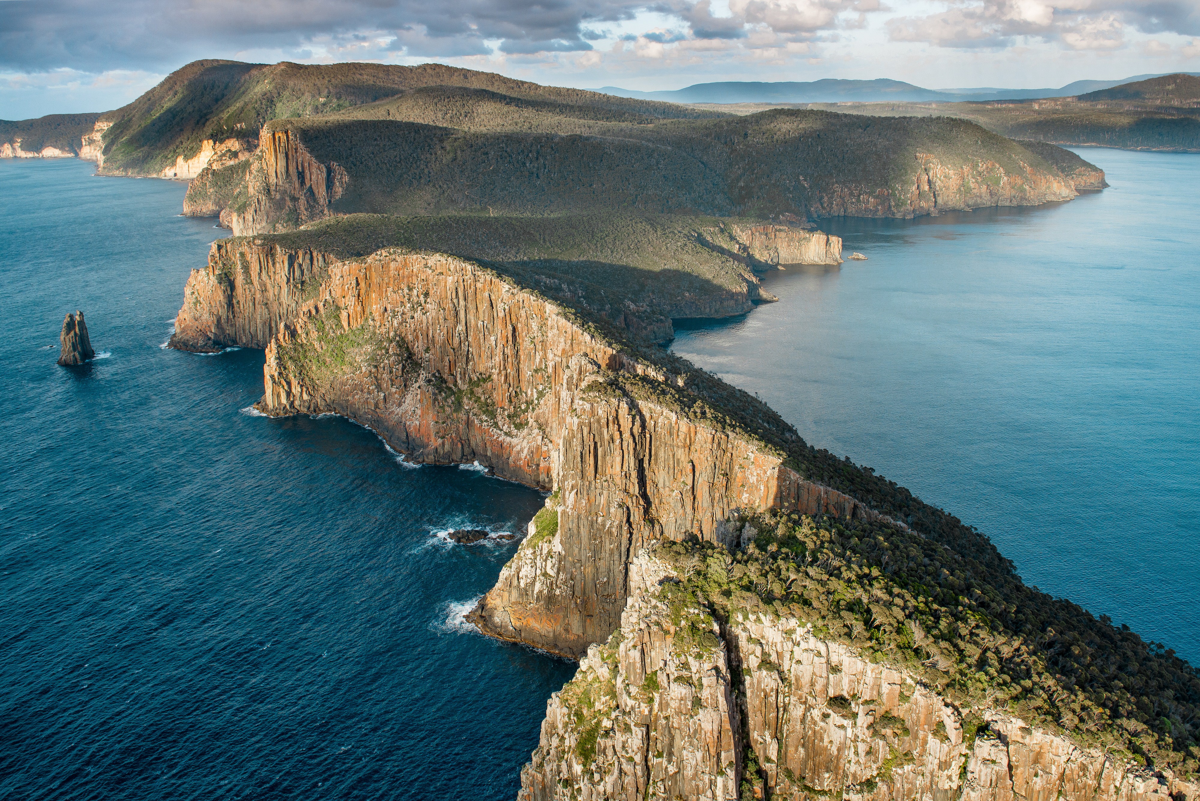 Steile Felsküste von Tasmanien