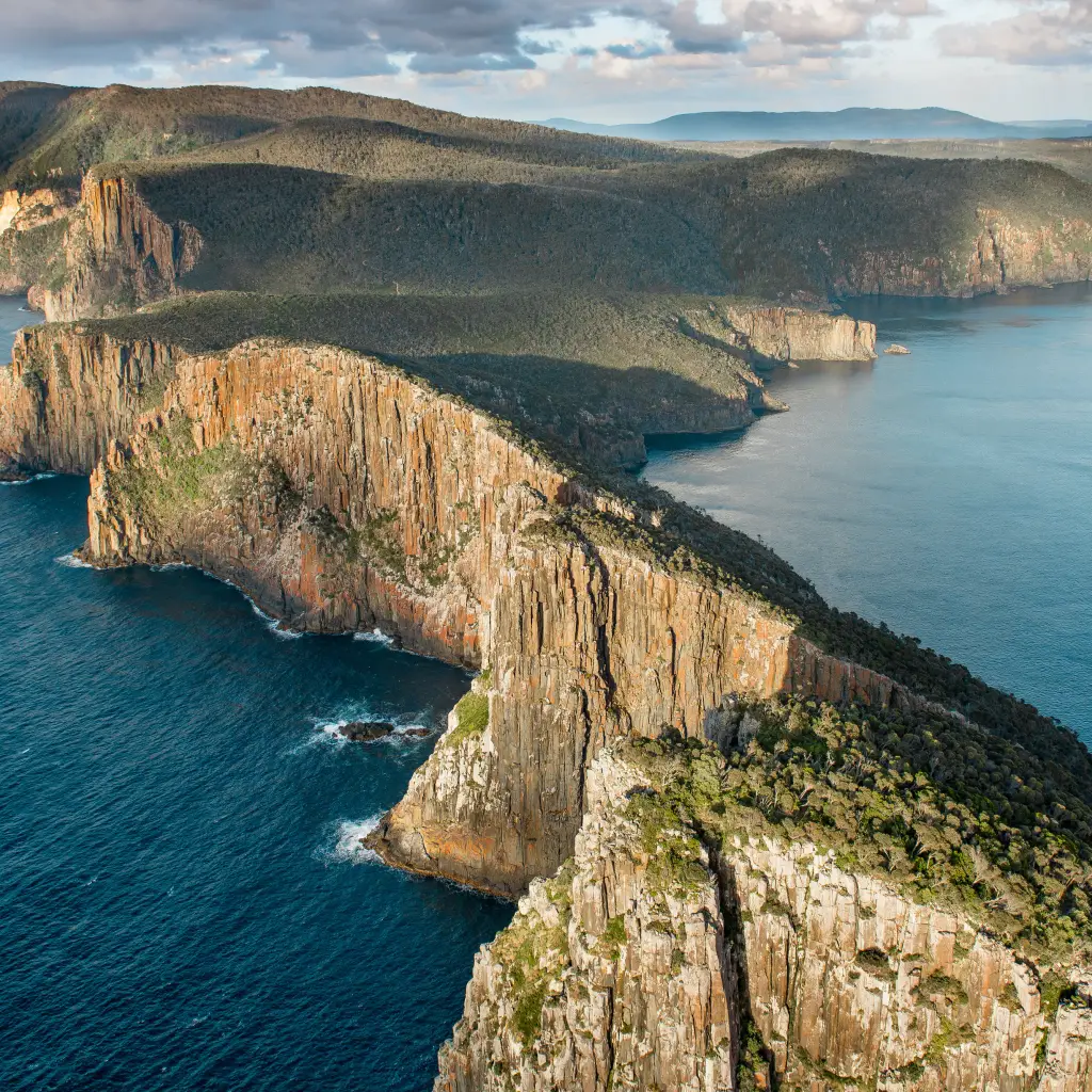 Steile Felsküste von Tasmanien