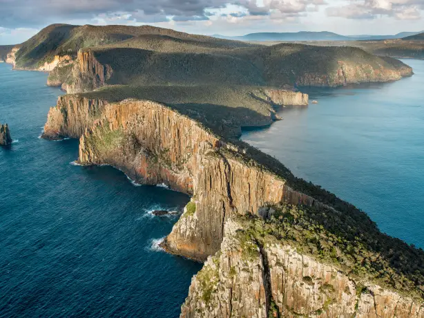 Steile Felsküste von Tasmanien