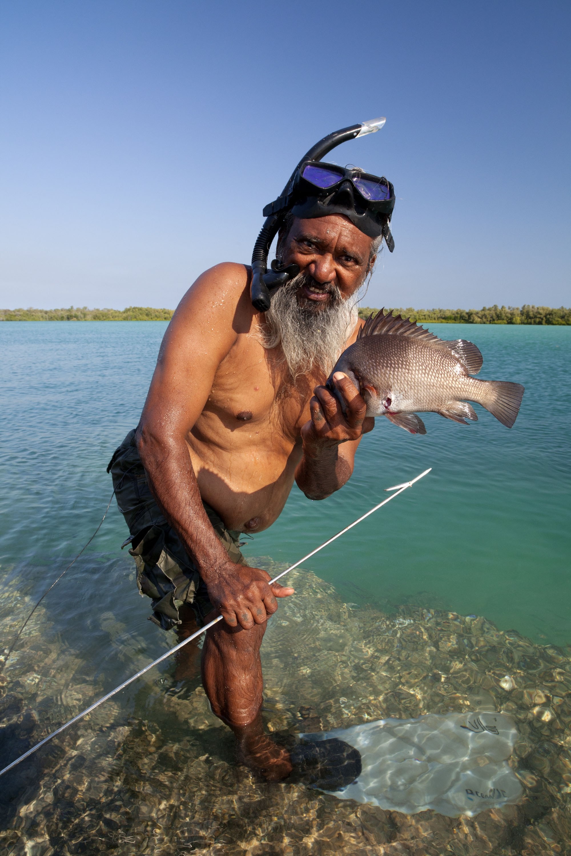 Inheemse gids in Australië, toont traditionele vismethoden