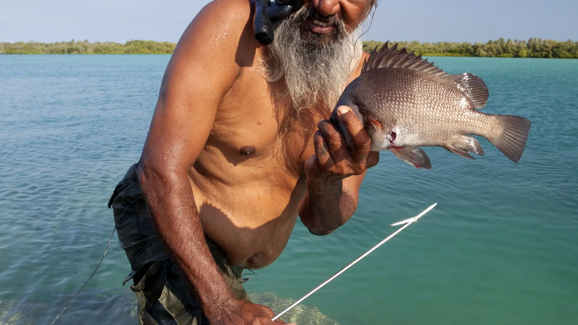 Indigener Guide in Australien, der traditionellen Fischfang zeigt