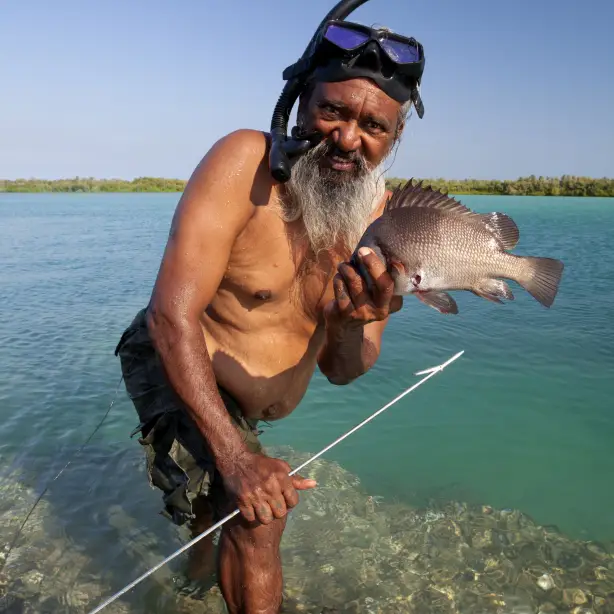 Indigener Guide in Australien, der traditionellen Fischfang zeigt