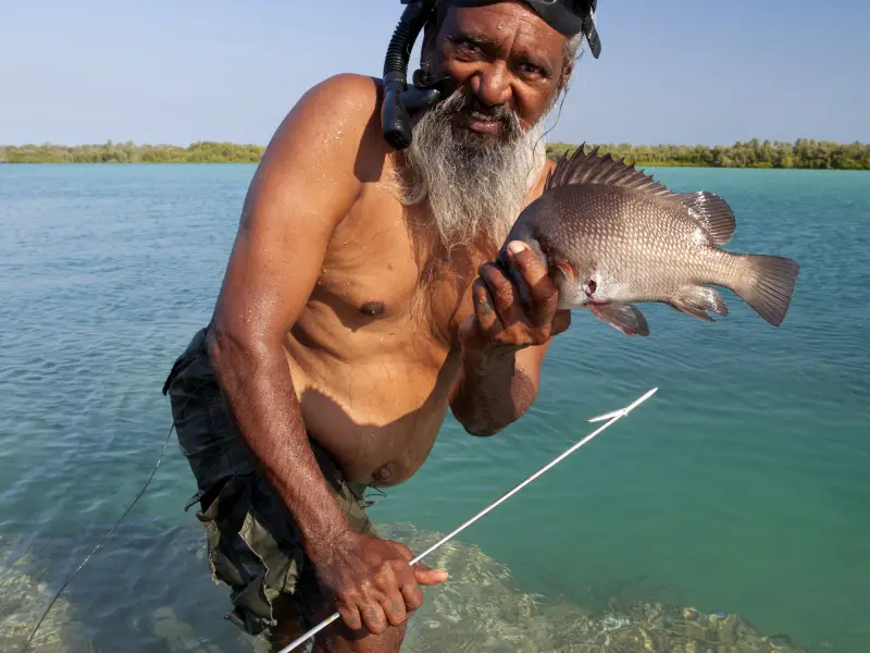 Indigener Guide in Australien, der traditionellen Fischfang zeigt