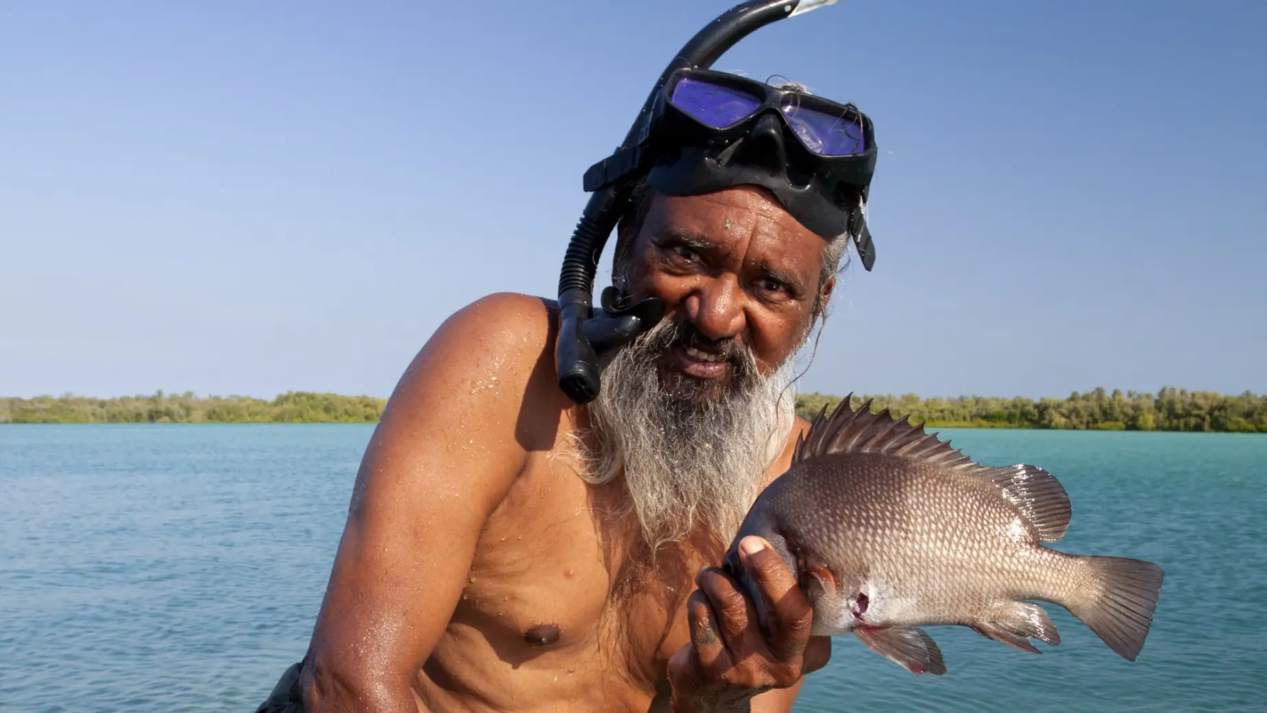 Inheemse gids in Australië, toont traditionele vismethoden