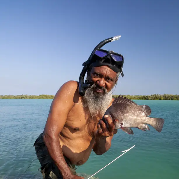 Inheemse gids in Australië, toont traditionele vismethoden