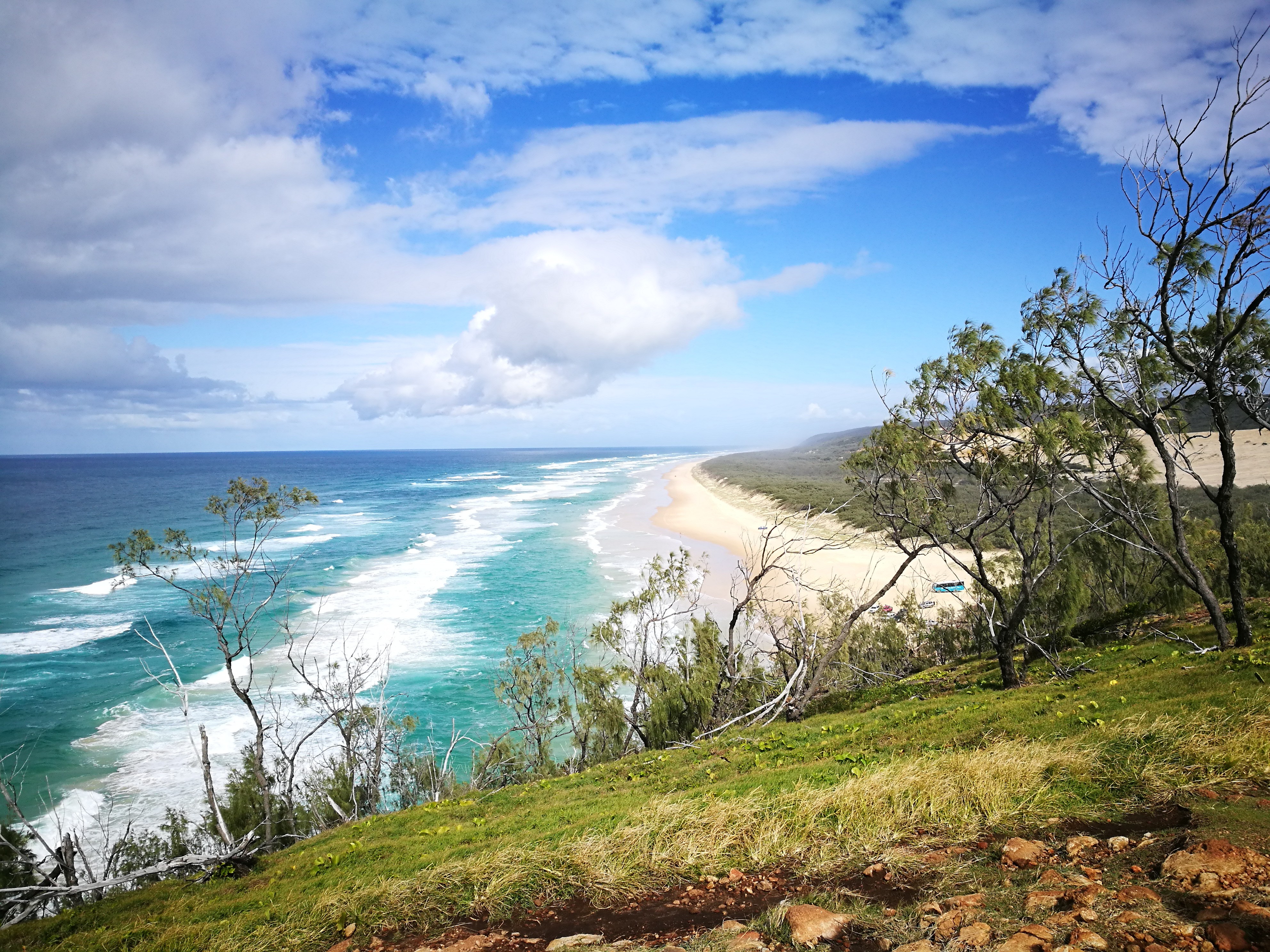 Ein Blick auf den weiten Strand und das Meer auf K'Gari (Fraser Island), Australien