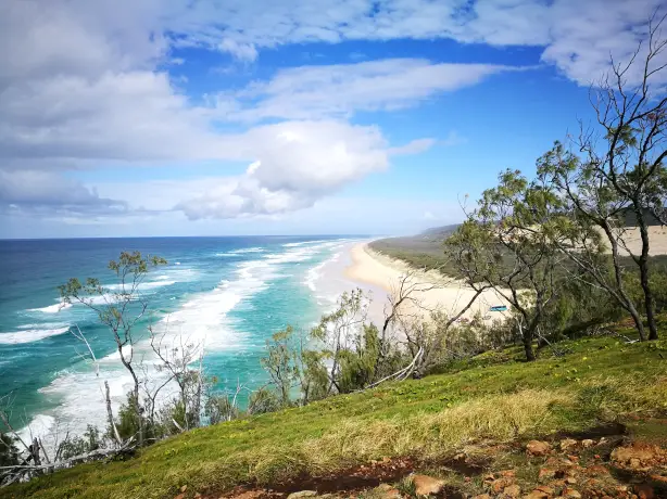 Ein Blick auf den weiten Strand und das Meer auf K'Gari (Fraser Island), Australien