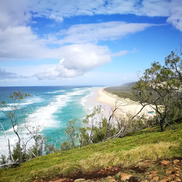 Uitzicht op het brede strand en de oceaan op K'Gari (Fraser Island), Australië