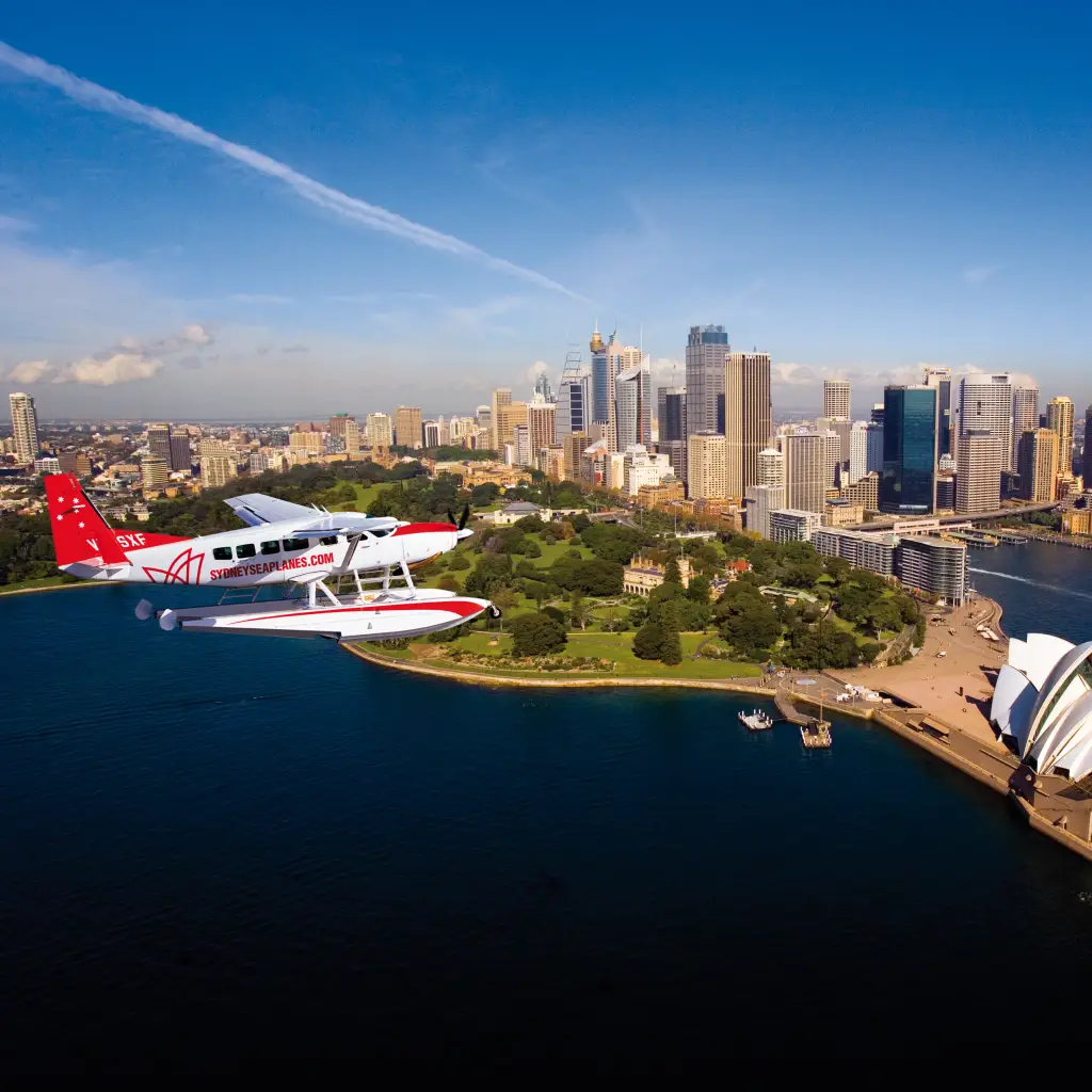 Sydney - ein Blick aus der Luft auf die Skyline und das Opernhaus mit einem Wasserflugzeug von Sydney Seaplanes
