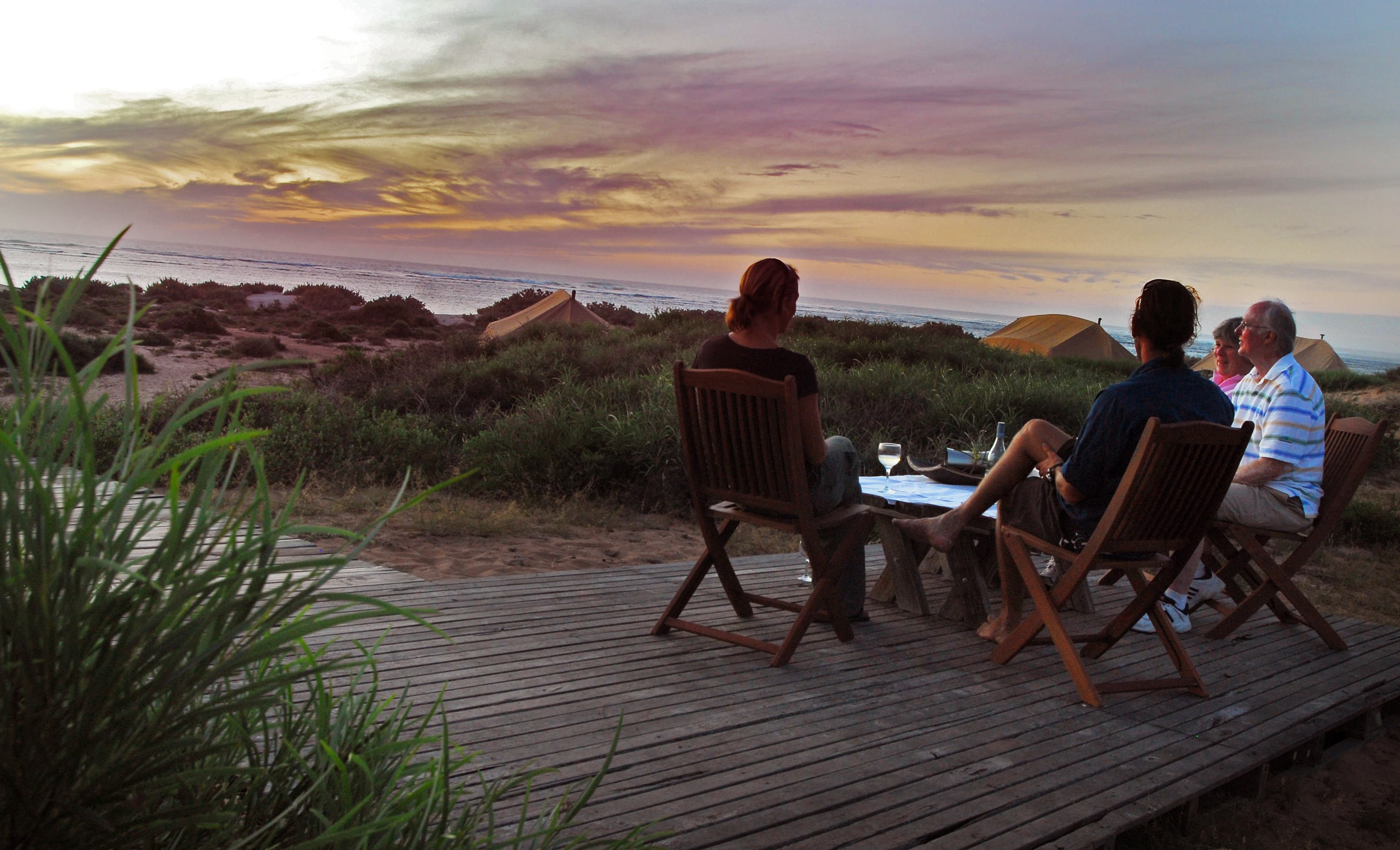 au sal salis ningaloo reef sundowner drinks on deck stays header