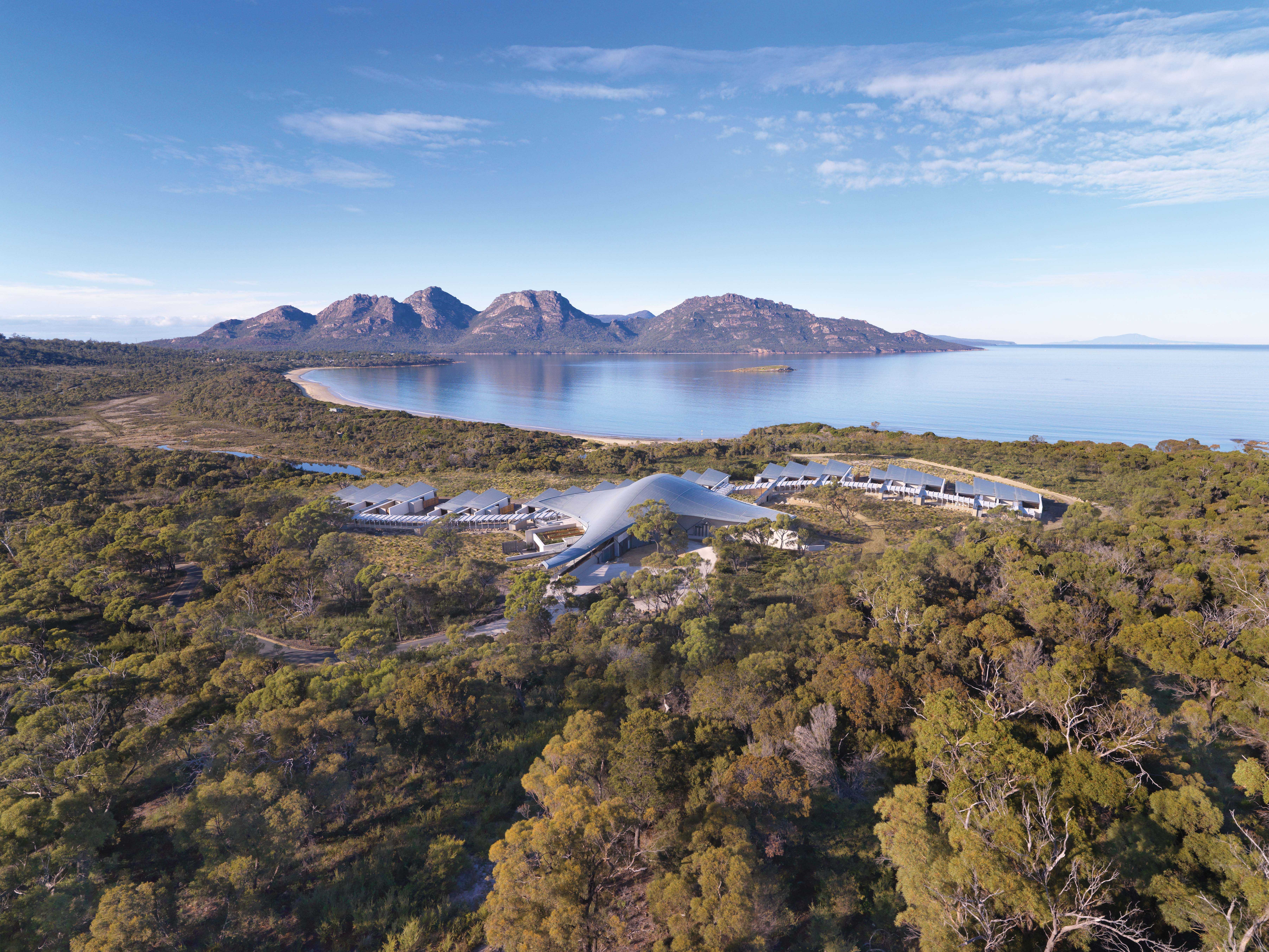 Een groothoekopname van het Freycinet National Park in Tasmanië, Australië