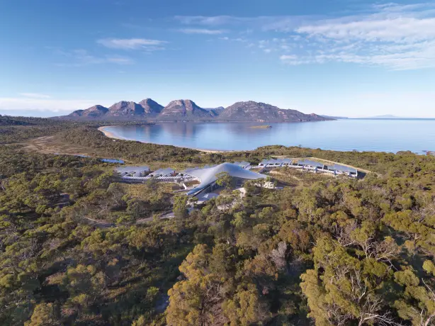 Eine Weitwinkelansicht des Freycinet National Park in Tasmanien, Australien