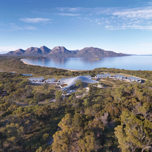 Een groothoekopname van het Freycinet National Park in Tasmanië, Australië