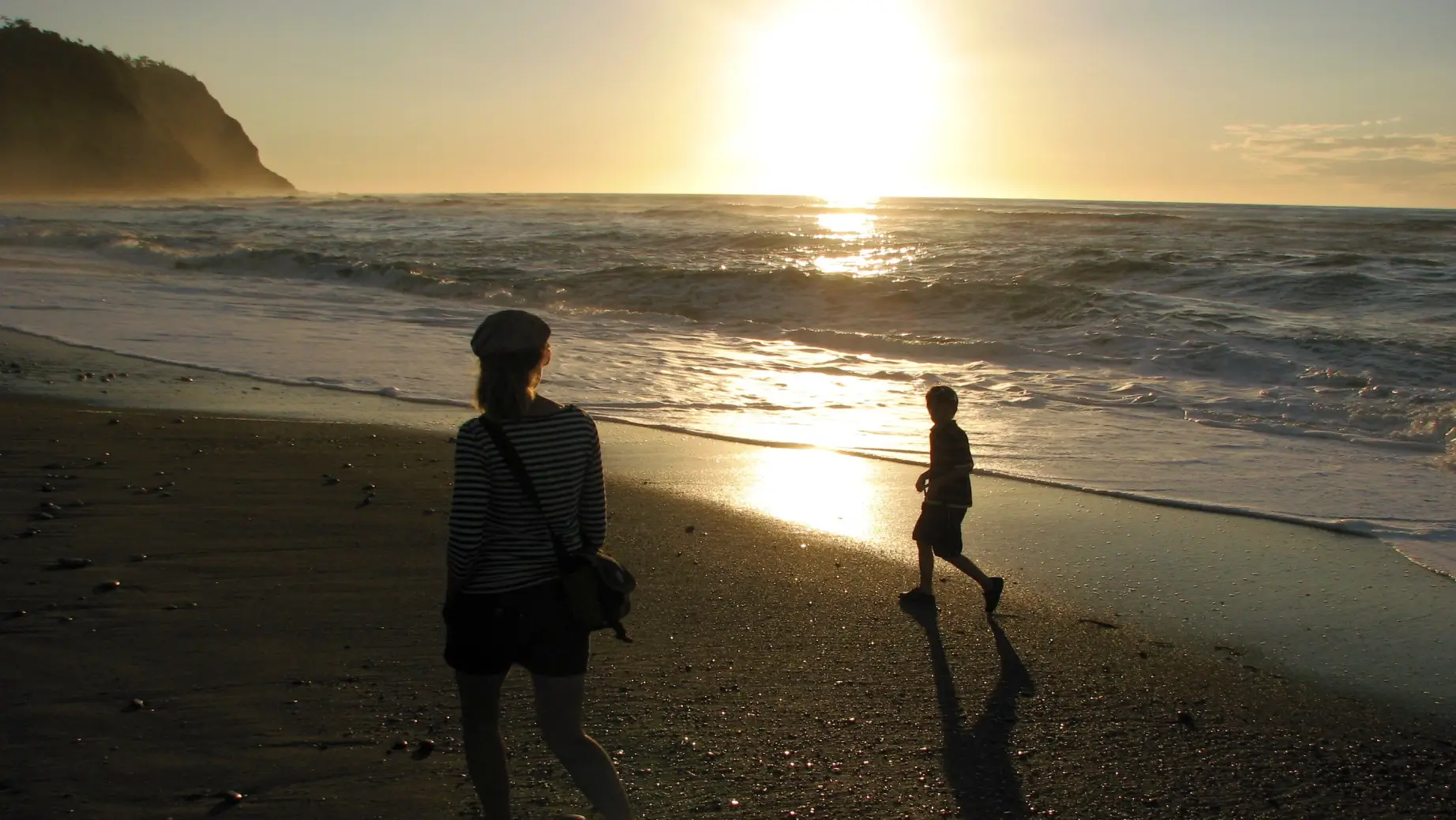 Neuseeland Okarito Sonnenuntergang Spaziergang Strand Mutter Kind