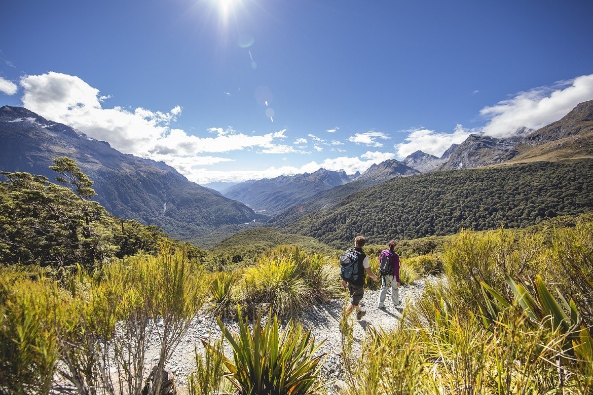 Nieuw-Zeeland, Zuidereiland - vrienden wandelen over de Routeburn Track in Fiordland
