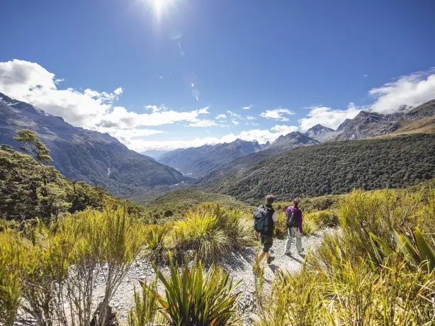 Neuseeland, Südinsel - Freunde wandern auf dem Routeburn Track in Fiordland