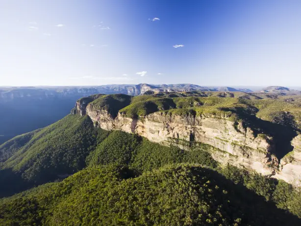 Grün bewachsener Felsrücken der Blue Mountains in Australien