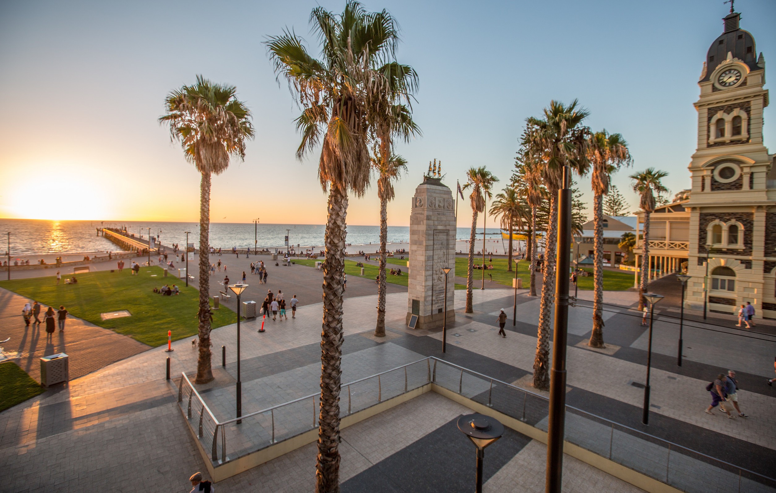 Een beeld van de ondergaande zon aan de kust van de stad Adelaide