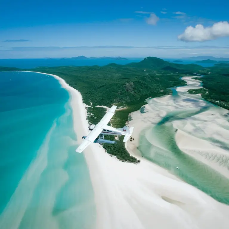 Kleinflugzeug fliegt an den Whitsundays vorbei