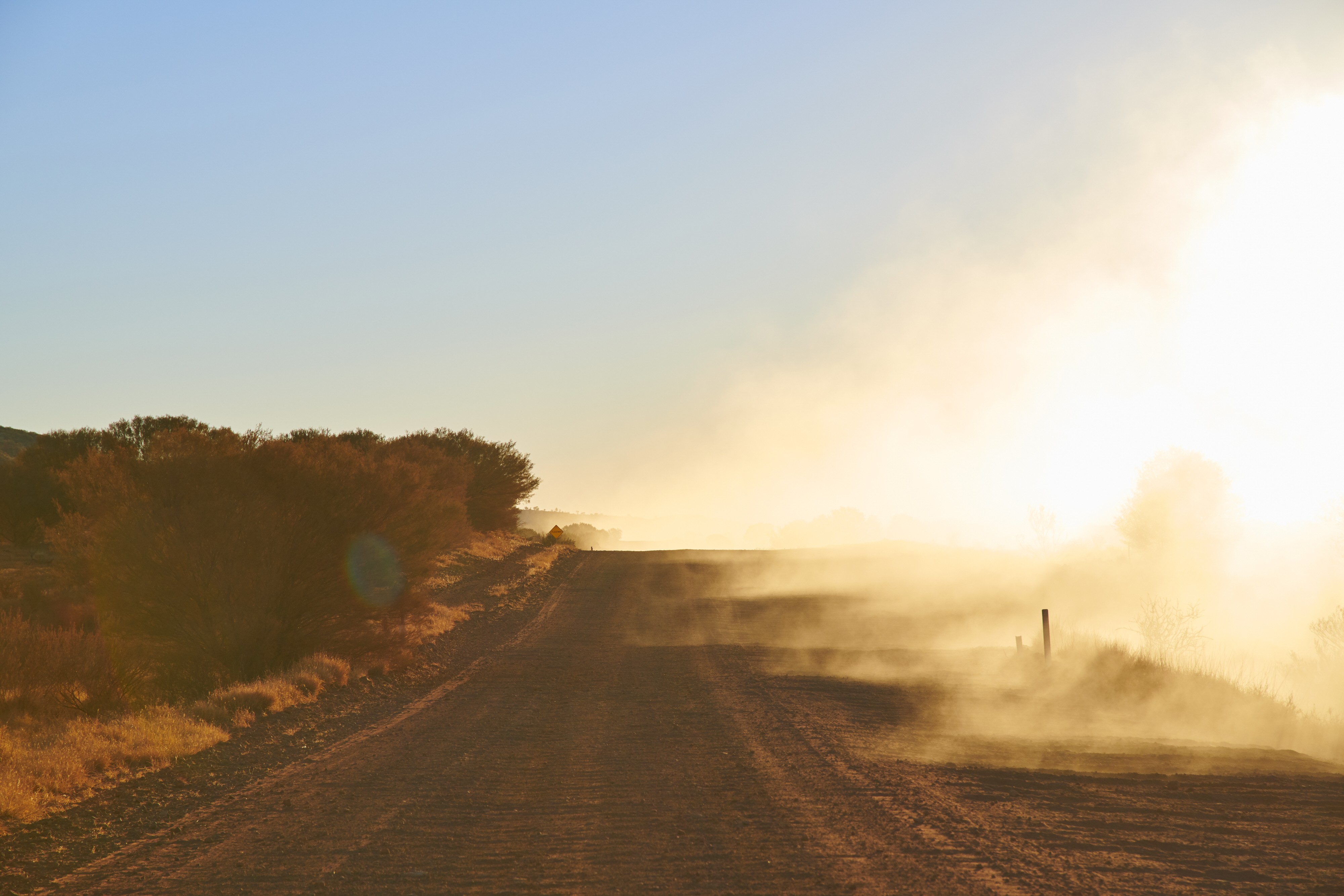 Eine sonnige Straße im Outback in Australien
