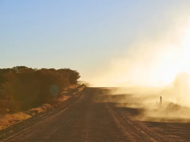 Eine sonnige Straße im Outback in Australien