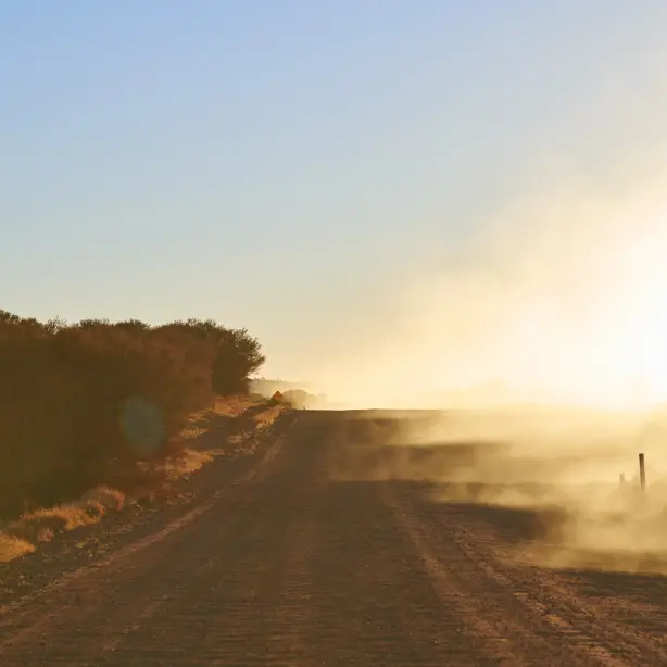 Eine sonnige Straße im Outback in Australien