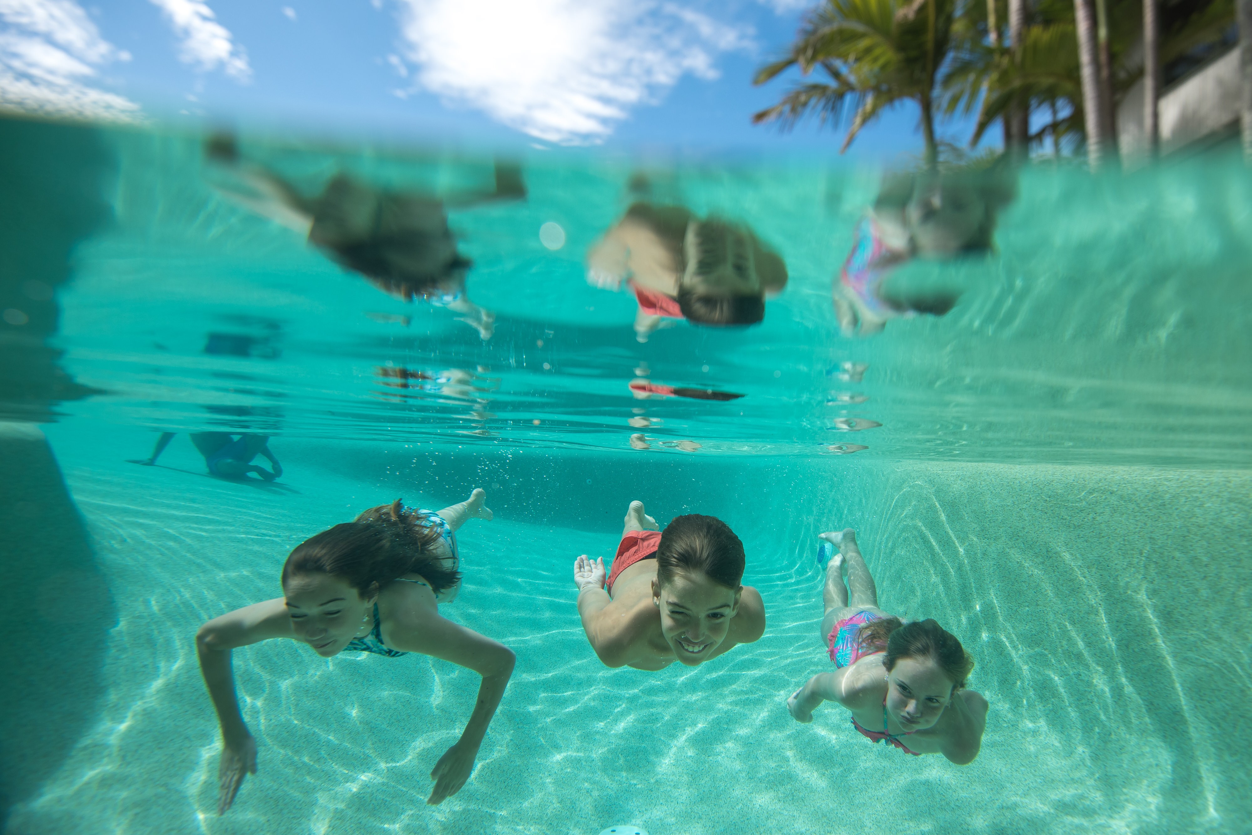 australien strandhaus mit pool reisen mit kindern kinder schwimmen im pool