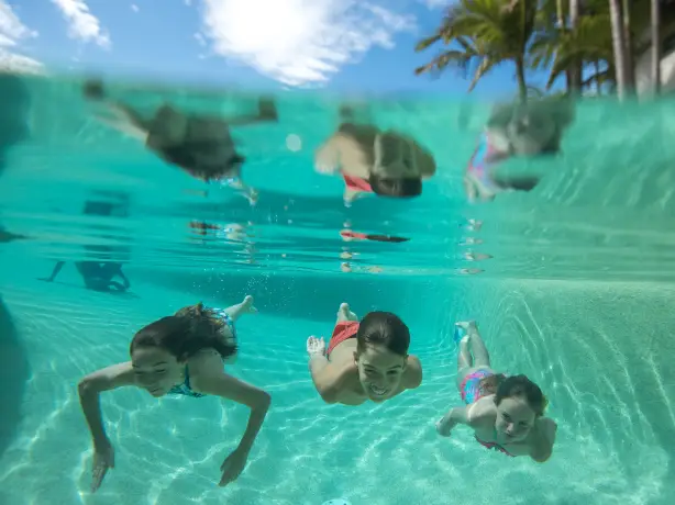 australien strandhaus mit pool reisen mit kindern kinder schwimmen im pool