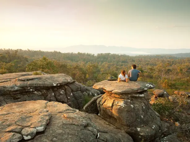 Paar sitzt auf Felsen mit Blick auf den Grampians National Park in Australien