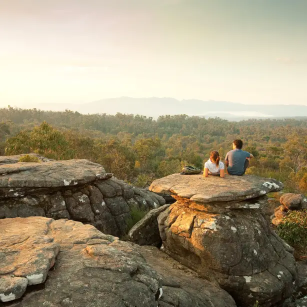 Echtpaar op rotsen met uitzicht op nationaal park Grampians in Australië