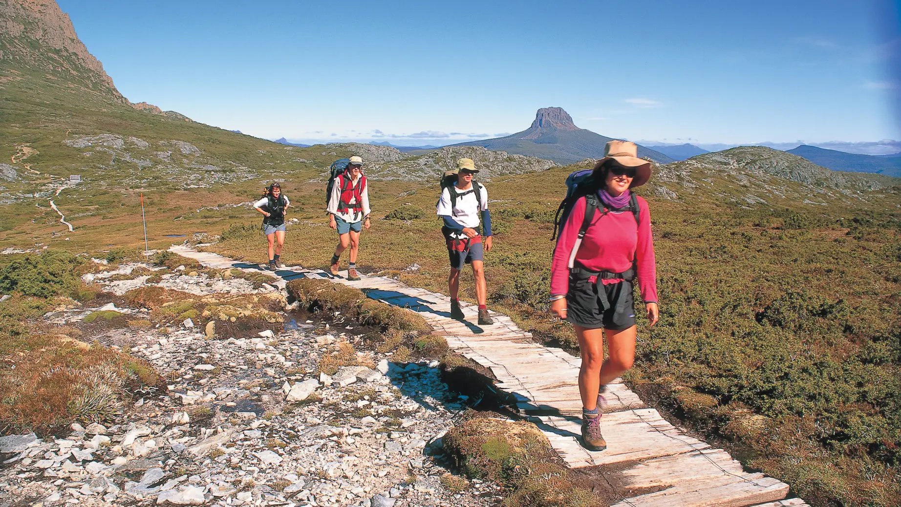 aus-tas-Cradle-Mountain-Huts-Walk-Group-Track-Walking