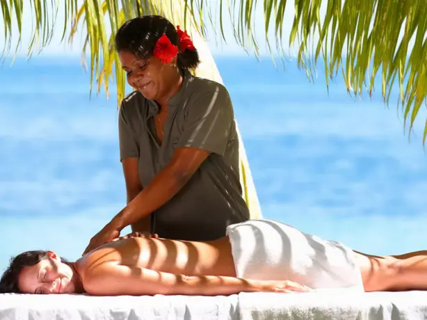 Tropische Inselmassage, Lomani Island Resort