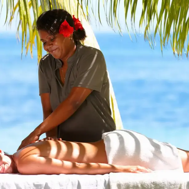 Tropische eilandmassage, Lomani Island Resort