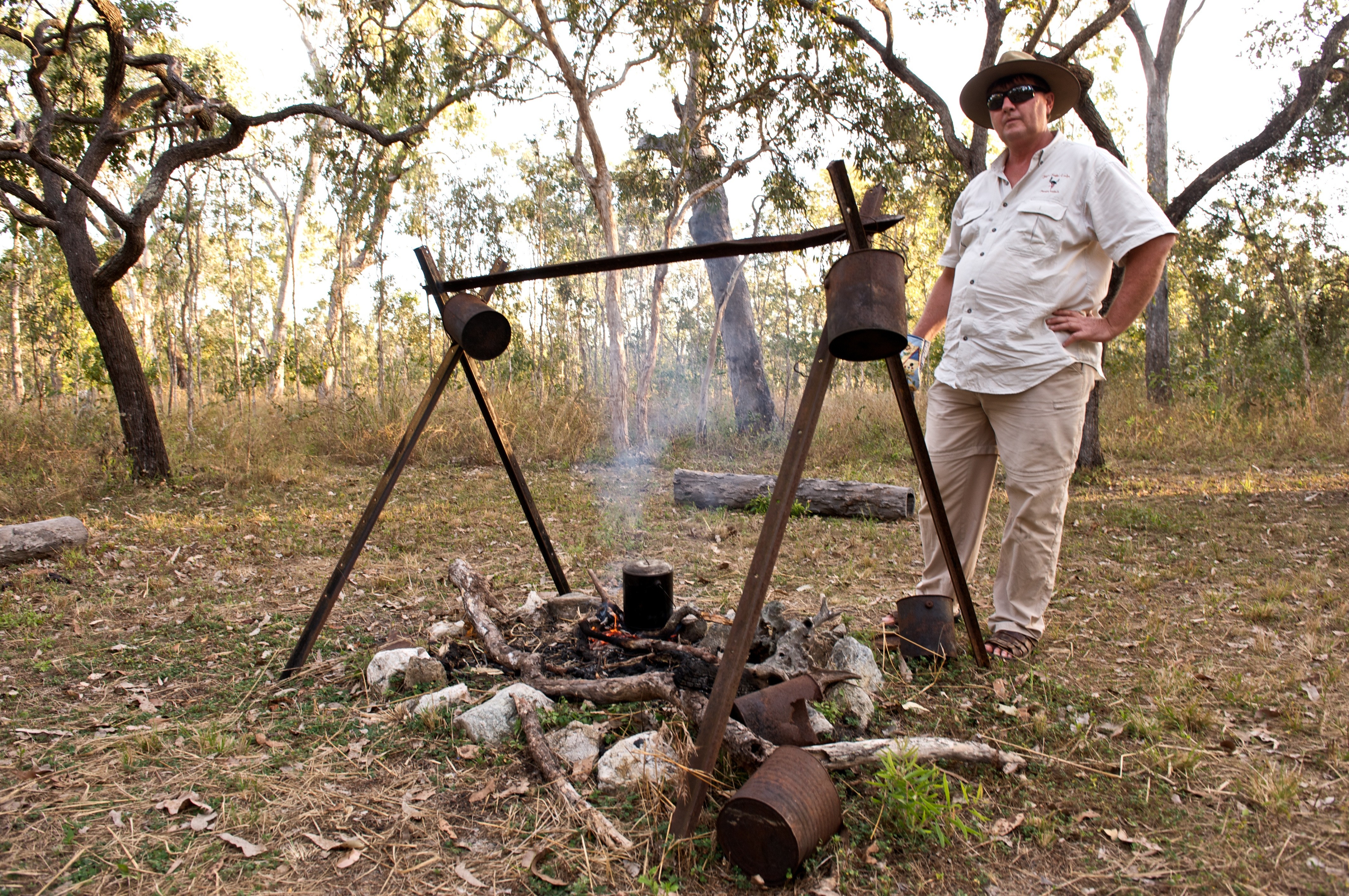 aus-outback-local-guide-neil-camp-fire.jpg