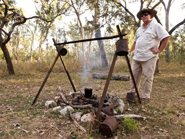aus-outback-local-guide-neil-camp-fire.jpg