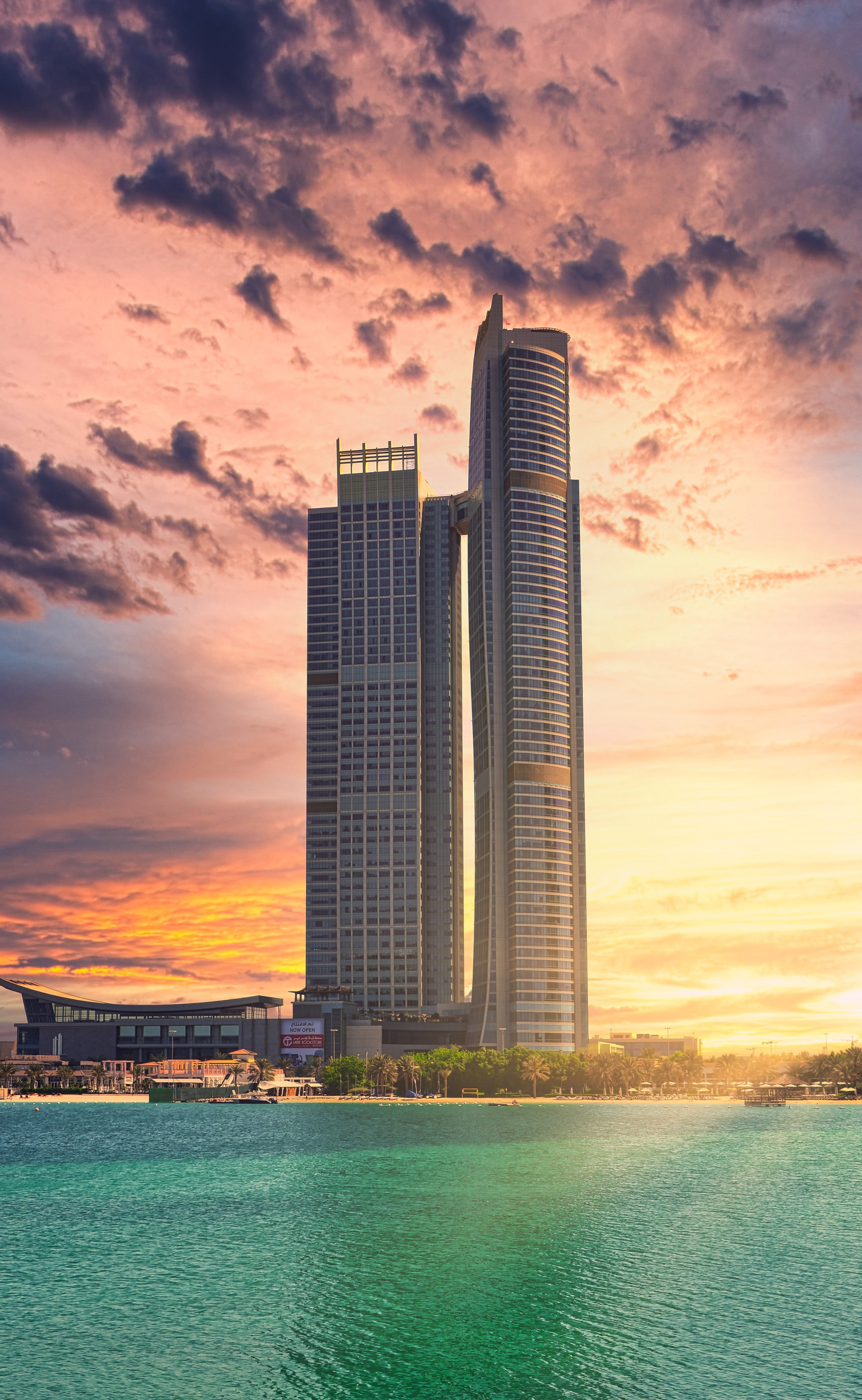 Abudhabi hotel aan de oceaan met kleurrijke lucht op de achtergrond