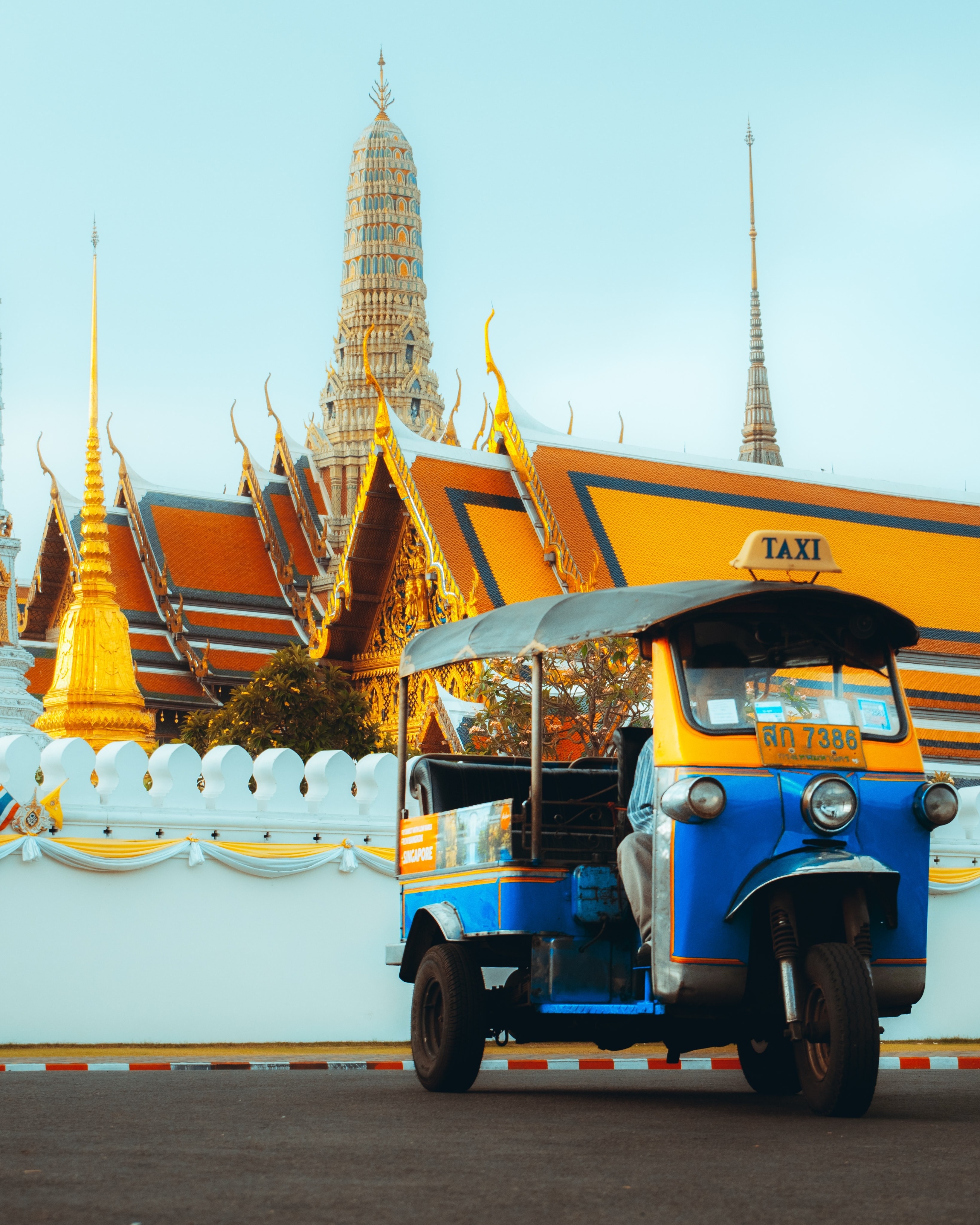Tuk Tuk vor einem Geschäft in Mos sukjaroenkraisri