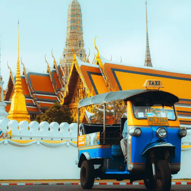 Tuk Tuk vor einem Geschäft in Mos sukjaroenkraisri