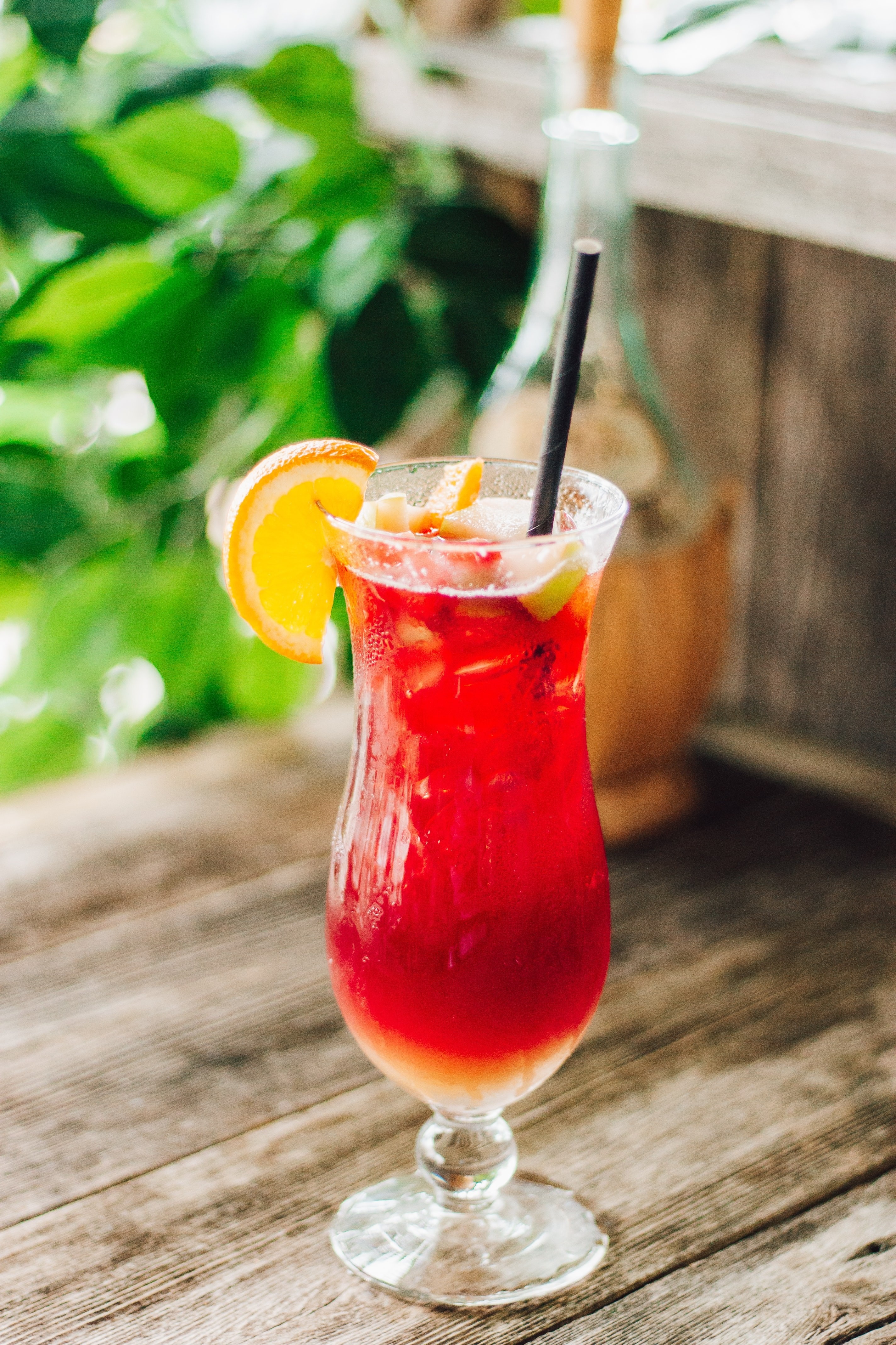 Helderrode en fruitige cocktail